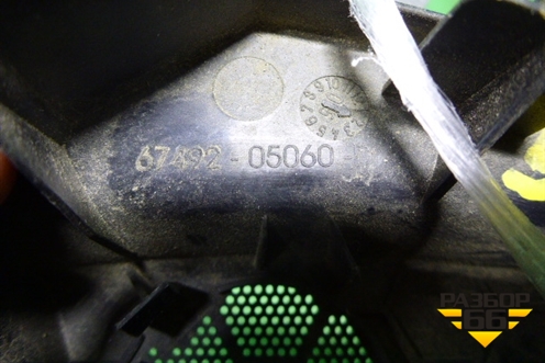 Накладка двери передней левой уголок (6749205060) для Toyota Avensis с 2003-2009г