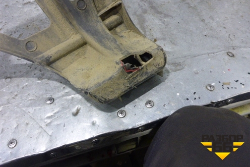 Кронштейн заднего бампера левый (MR910259) для Mitsubishi Carisma c 1999-2003г