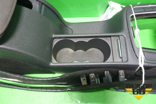 Подлокотник (в сборе) (3T0863241) для Skoda Superb с 2008-2015г
