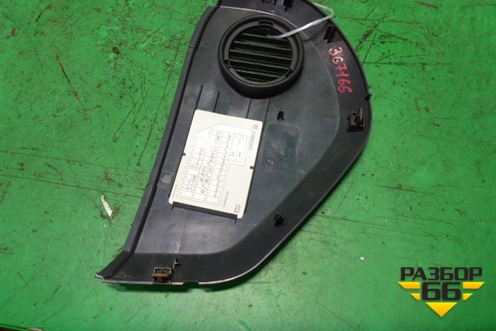 Накладка на торпедо (боковая правая) (7L6857176B) для Volkswagen Touareg c 2002-2010г