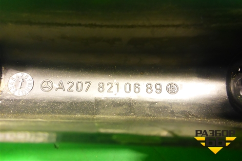 Накладка (петли крышки багажника правая) (A2078210689) для Mercedes Benz E-Klass C207 (купе) с 2009г (Е Купе)