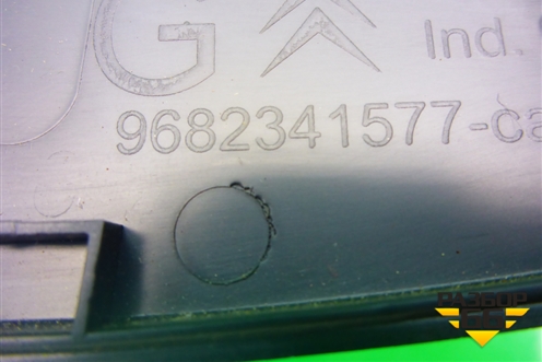 Накладка на торпедо (левая боковая) (9682341577) для Citroen C5 с 2008г (С5)