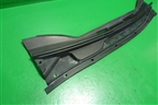Решетка стеклоочистителей (центральная) (MN167440) для Mitsubishi Grandis с 2004г