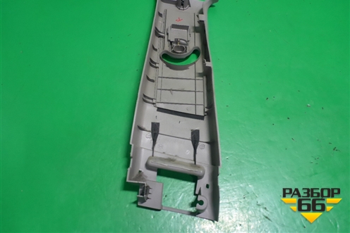 Обшивка стойки центральная верхняя правая (MR576070) для Mitsubishi Grandis с 2004г