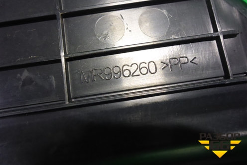 Ящик инструментальный (правый) (MR996260) для Mitsubishi Grandis с 2004г