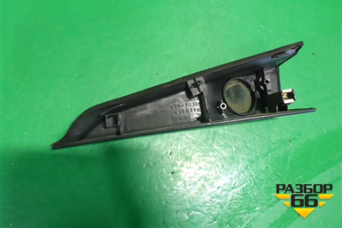Накладка двери передней правой уголок (MN151790) для Mitsubishi Grandis с 2004г