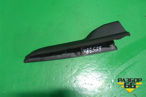 Накладка двери передней правой уголок (MN151790) для Mitsubishi Grandis с 2004г