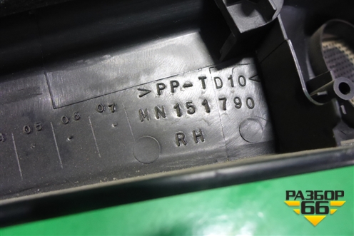 Накладка двери передней правой уголок (MN151790) для Mitsubishi Grandis с 2004г