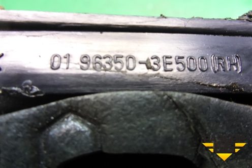 Накладка двери передней правой уголок (963503E500) для Kia Sorento I с 2002-2011г