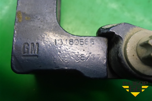 Петля двери передней правой нижняя (13180568) для Opel Corsa D с 2006-2014г