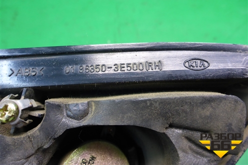 Накладка двери передней правой уголок (963503E500) для Kia Sorento I с 2002-2011г