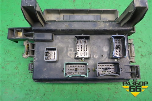 Блок предохранителей подкапотный (P04692026AB) для Dodge Magnum с 2003-2008г