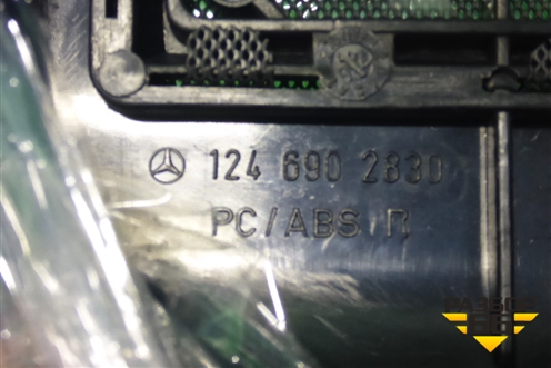 Решетка динамика (правая в заднюю полку) (1246902830) для Mercedes Benz E-Klass W124 с1993-1995г (Е)