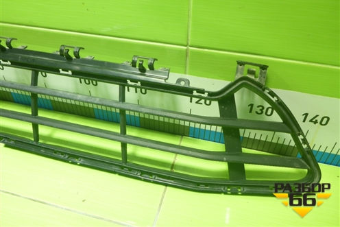 Решетка в передний бампер центральная (51117954220) для BMW X1 F48 с 2014г (Х1 Ф48)