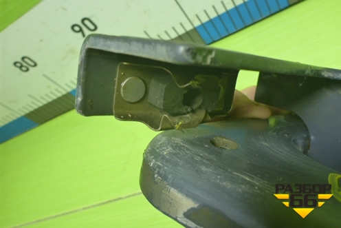 Петля решетки радиатора левая  (84104142) для Volvo TRUCK FH с 2013-2019г (ФШ)