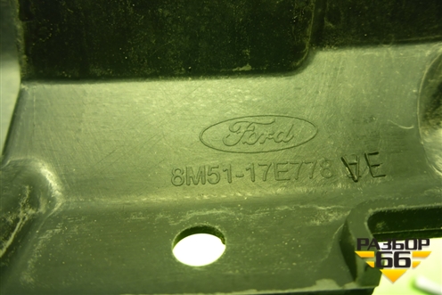 Кронштейн переднего бампера центральный (8M5117E778AE) для Ford Focus 2 с 2008-2011г