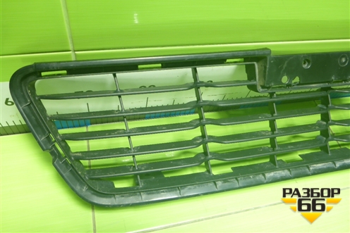 Решетка в передний бампер центральная (531120K120) для Toyota Hilux с 2015-2025г (Хайлюкс)