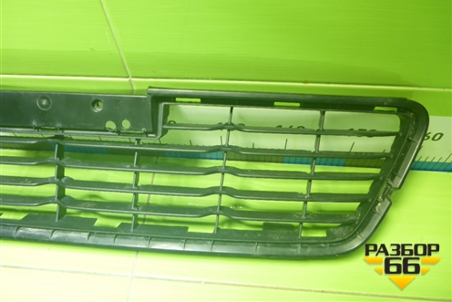 Решетка в передний бампер центральная (531120K120) для Toyota Hilux с 2015-2025г (Хайлюкс)