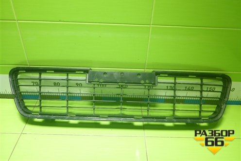 Решетка в передний бампер центральная (531120K120) для Toyota Hilux с 2015-2025г (Хайлюкс)