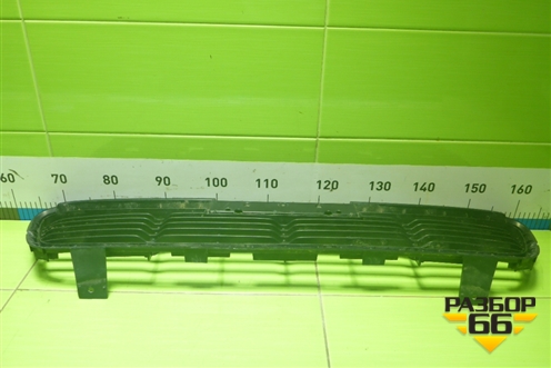 Решетка в передний бампер центральная (531120K120) для Toyota Hilux с 2015-2025г (Хайлюкс)