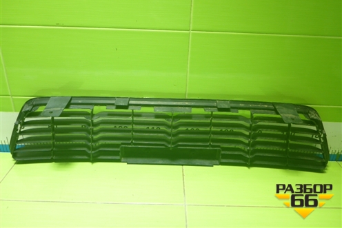 Решетка в передний бампер центральная (531120K120) для Toyota Hilux с 2015-2025г (Хайлюкс)