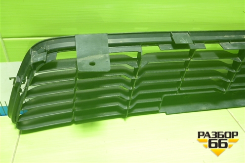 Решетка в передний бампер центральная (531120K120) для Toyota Hilux с 2015-2025г (Хайлюкс)