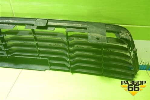 Решетка в передний бампер центральная (531120K120) для Toyota Hilux с 2015-2025г (Хайлюкс)