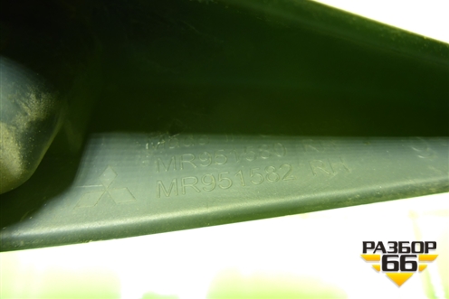 Накладка двери передней правой уголок (MR951580) для Mitsubishi Colt с 2004г (Кольт)