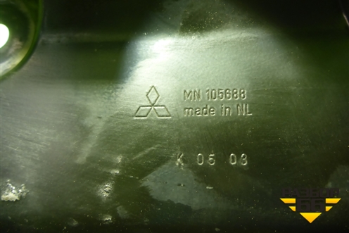 Кронштейн передней панели центральный (MN105688) для Mitsubishi Colt с 2004г (Кольт)