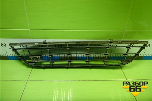 Решетка в передний бампер центральная (13179942) для Opel Corsa D с 2006-2014г (Корса Д)