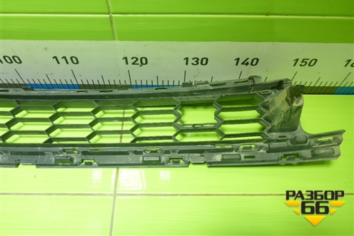 Решетка в передний бампер центральная для Skoda Karoq с 2017г (Карок)