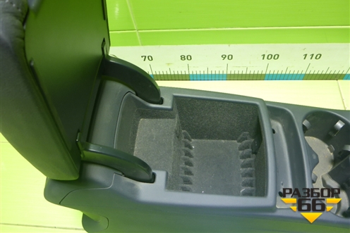 Подлокотник (правый руль) (8R0864981) для Audi Q5 c 2008-2017г (Ку 5)