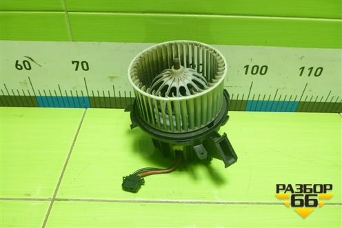 Моторчик отопителя (правый руль) (8K2820021) для Audi A4 (В8) с 2007-2015г (А4)