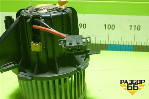 Моторчик отопителя (правый руль) (8K2820021) для Audi A4 (В8) с 2007-2015г (А4)