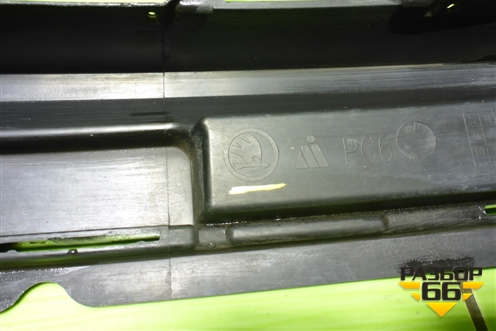 Решетка в передний бампер центральная (585853677E) для Skoda Kodiaq с 2017г (Кодиак)