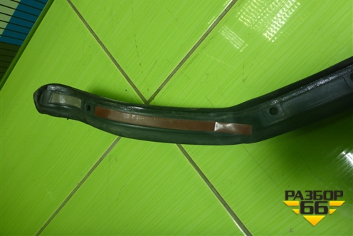 Уплотнитель двери задней левой (в проём крыла) (760839761B) для Volkswagen Touareg с 2018г (Туарег)