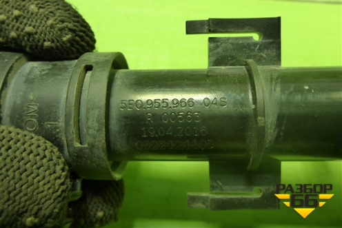 Форсунка омывателя фары правая (5E0955966) для Skoda Octavia (A7) с 2013г (Октавия)