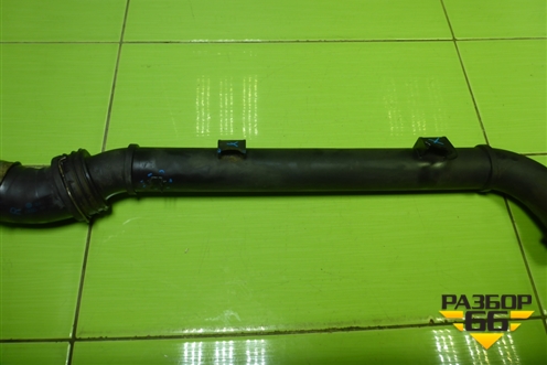 Патрубок интеркулера пластиковый (7L6145795A) для Volkswagen Touareg c 2002-2010г (Туарег)