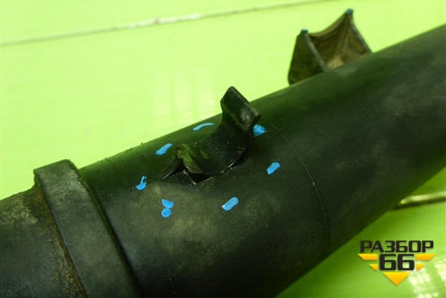 Патрубок интеркулера пластиковый (7L6145795A) для Volkswagen Touareg c 2002-2010г (Туарег)