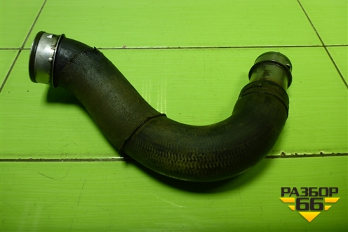 Патрубок интеркулера резиновый для Volkswagen Touareg c 2002-2010г (Туарег)