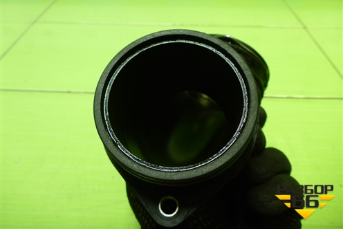 Патрубок интеркулера пластиковый для Volkswagen Touareg c 2002-2010г (Туарег)