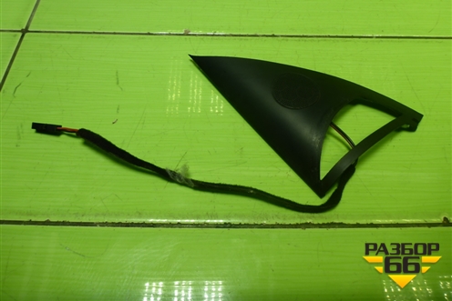 Накладка двери передней левой уголок (7L6837993) для Volkswagen Touareg c 2002-2010г (Туарег)