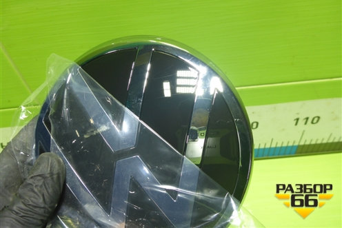 Эмблема в решетку радиатора (5H0853601D) для Volkswagen Polo с 2020г (Поло)