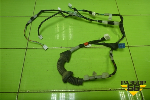 Проводка двери передней правой (8215102C) для Toyota Auris с 2006-2012г (Аурис)