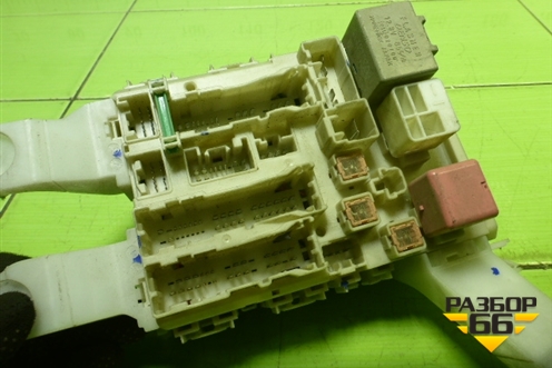 Блок предохранителей салонный (8273002150A) для Toyota Auris с 2006-2012г (Аурис)