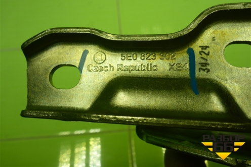 Петля капота правая (5E0823302) для Skoda Octavia (A7) с 2013г (Октавия)